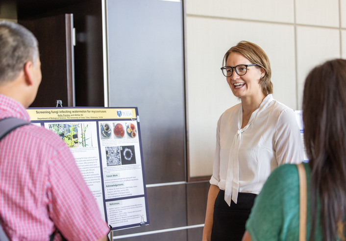 UTulsa undergraduate research: Student presents poster on fungus infecting watermelon.