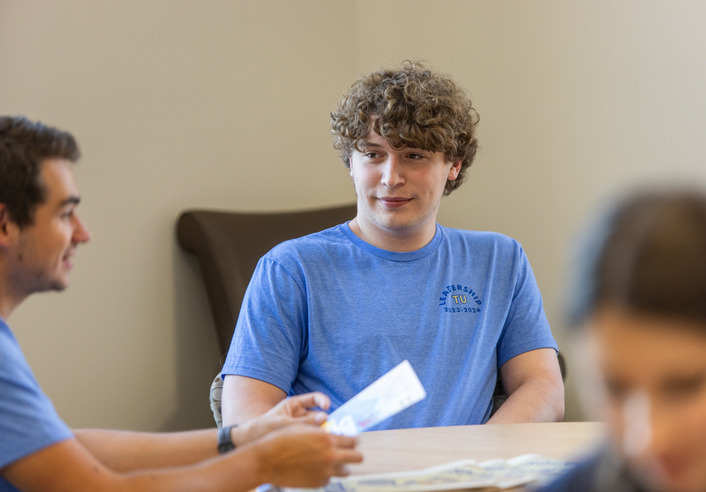 Young man in blue shirt at Mid-America AIChE conference