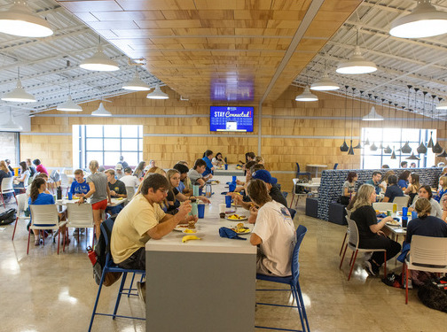 Students and families dining together