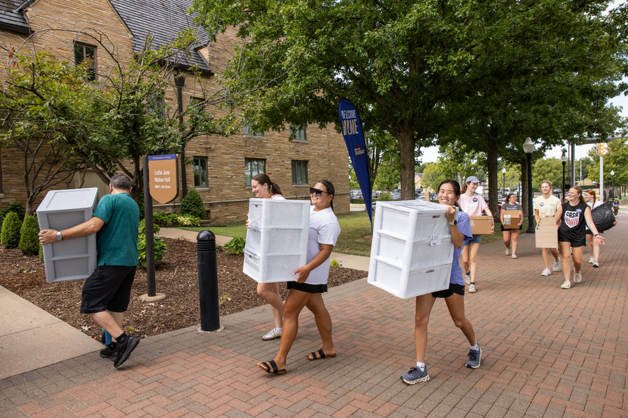 Students move into dorms
