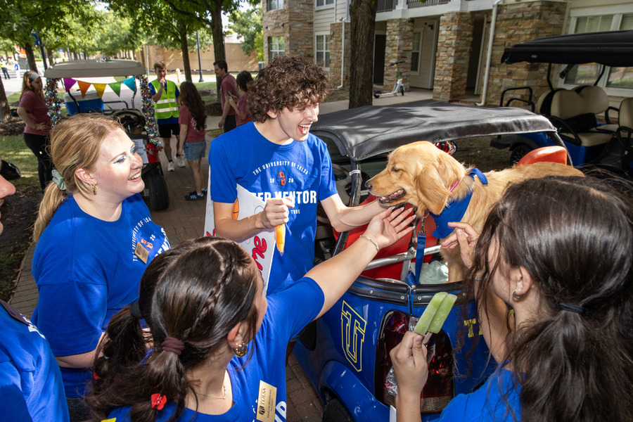 Students greet Goldie at move-in day