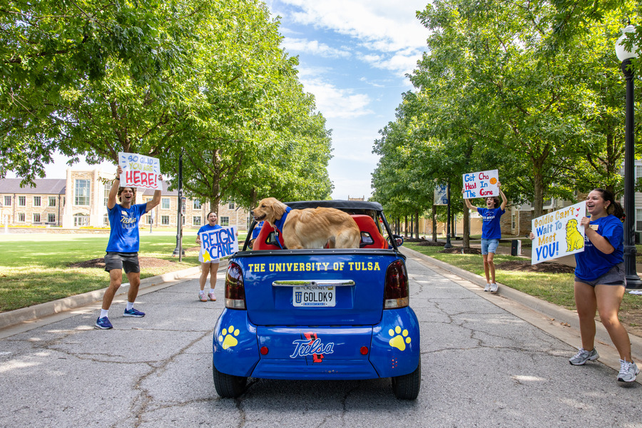 Students cheer as Goldie drives onto campus